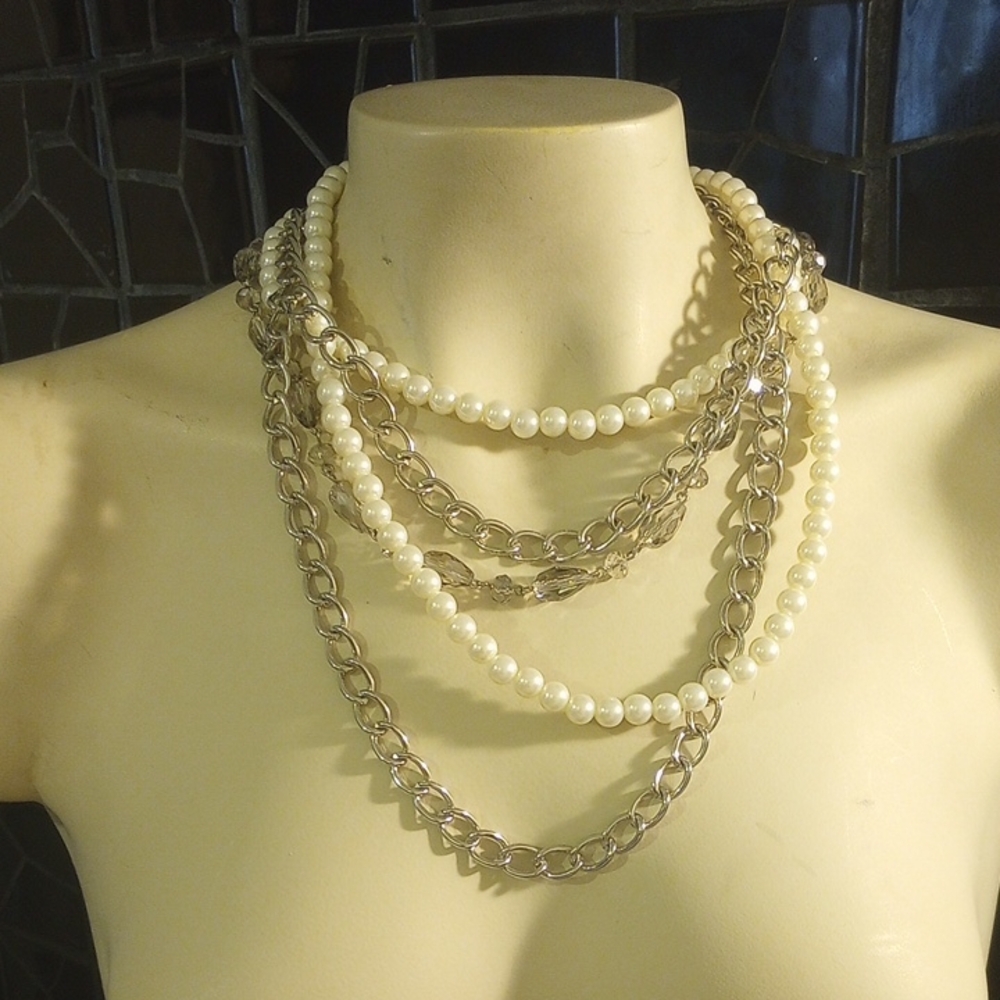 Crown 👑 Trifari , Elegant Pearl and Silver Chain Necklace